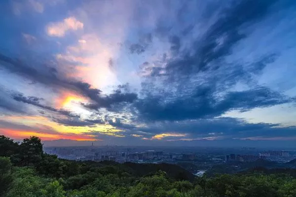 <a href='/chengdulongquan/' target=_blank>成都龙泉</a>山看日出的最佳地点 成都<a href='/longquan/' target=_blank>龙泉</a>山看日出的最佳地点