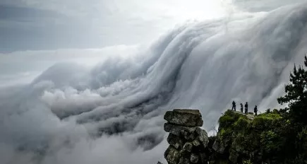 江西庐山瀑布云是什么样的  江西庐山百
年一遇的奇景是什么