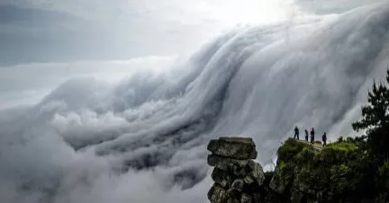 江西<a href='/lushanpubu/' target=_blank>庐山瀑布</a>云是什么样的  江西庐山百年一遇的奇景是什么